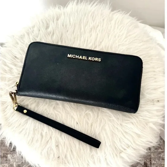 Michael Kors Women Black Wallet
Leather Wristlet Standard Size - Picture 8 of 8